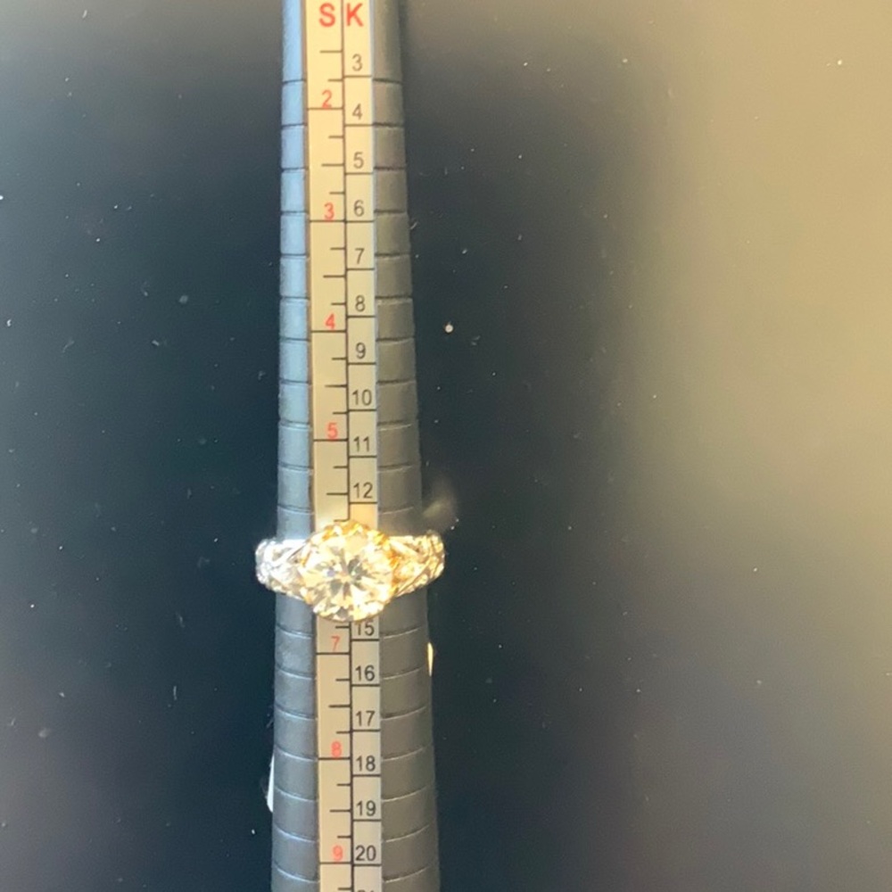 White diamond simulant ring - Picture 4 of 4